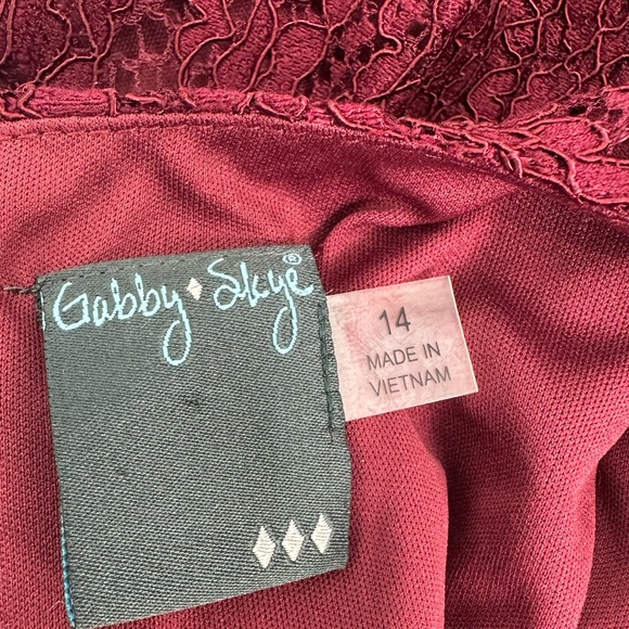 Gabby Skye Burgundy Red Sleeveless Lace Overlay Drop Waist Dress Size 14 - Picture 12 of 15